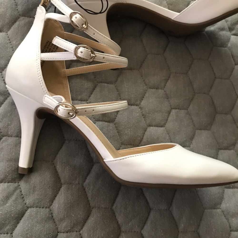 Lace Claiborne white heels 👠 size (9)